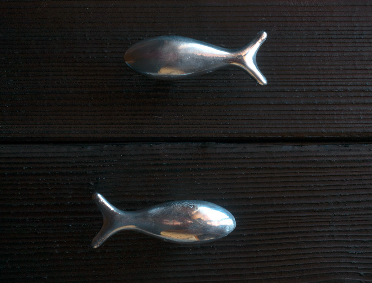 Hand-cast sustainable fish door pull