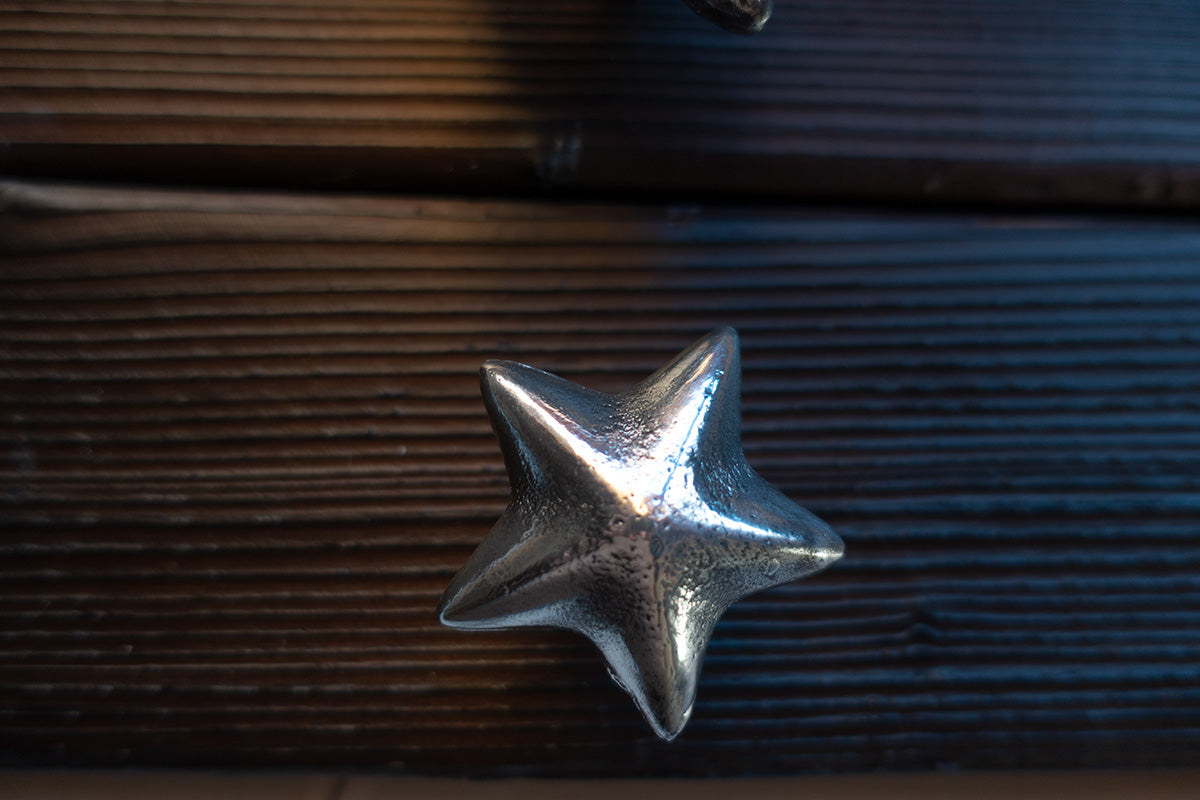 Hand-cast aluminium starfish hardware