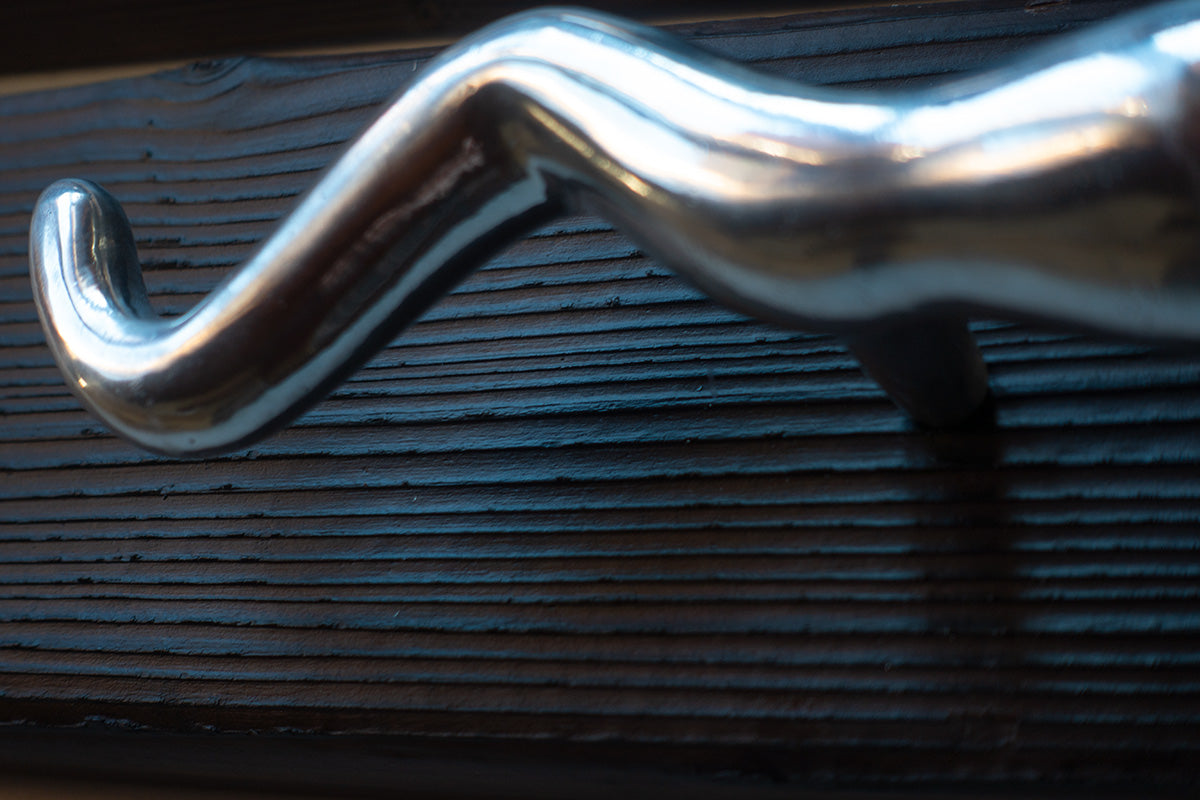 Hand-cast aluminium handle with minimalist packaging