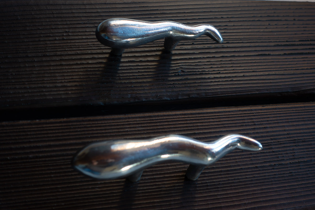 Tadpole-shaped drawer handle in recycled aluminium