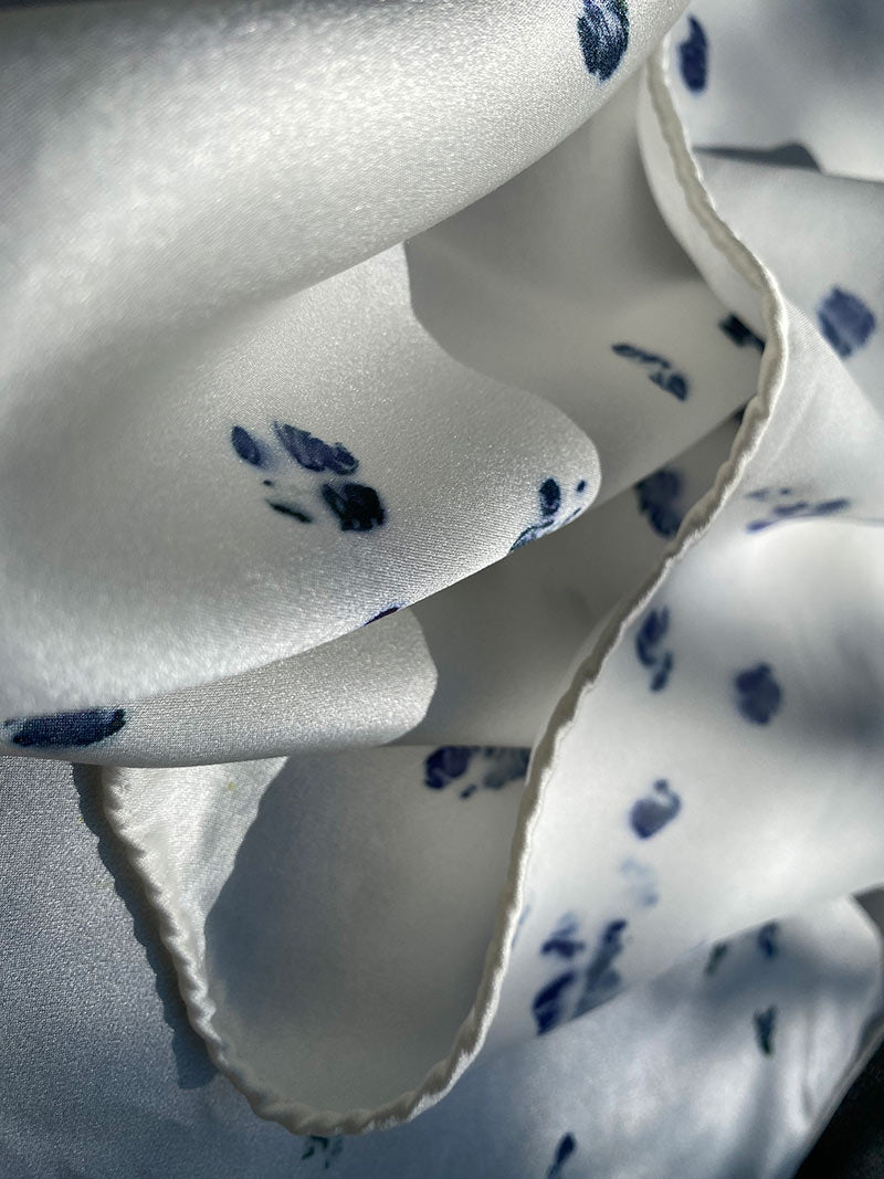 Playful eco-friendly scarf in vibrant blue tones