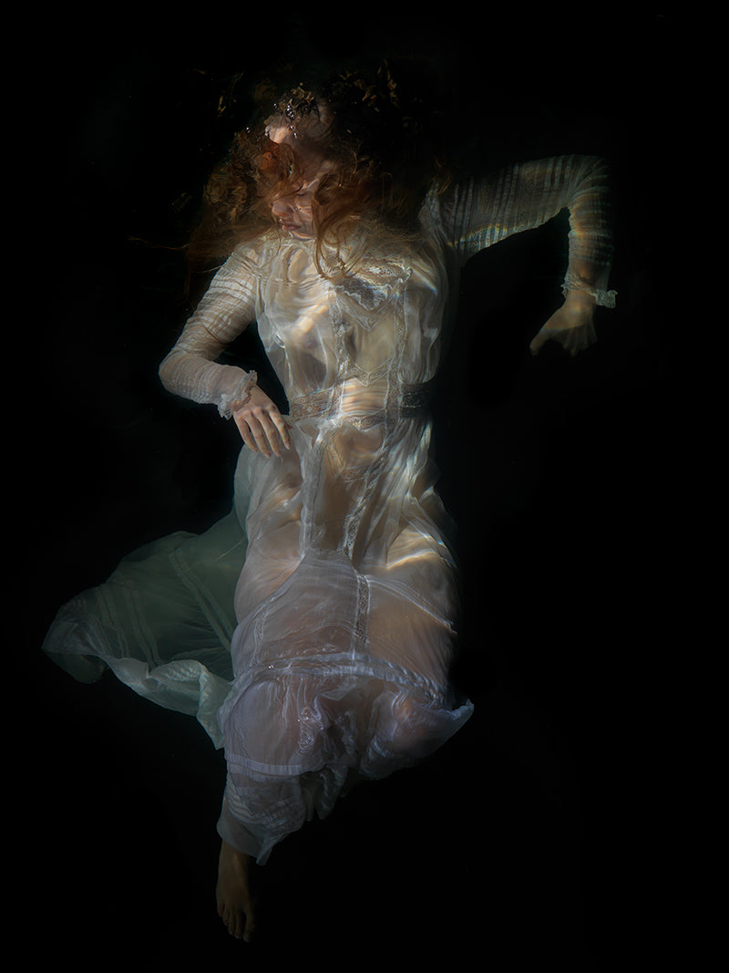 Chiaroscuro Submersion: Caravaggio-Esque Underwater Artistry