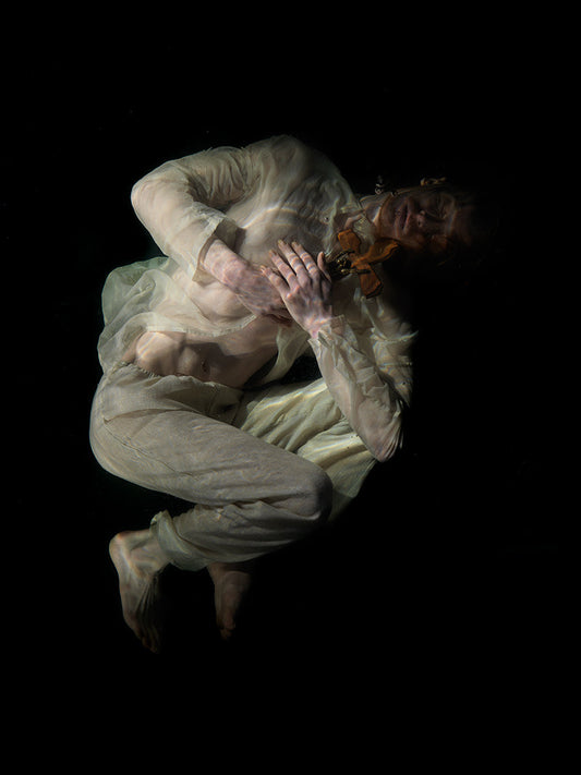Submerged Dramatics: Caravaggio-Inspired Underwater Artistry