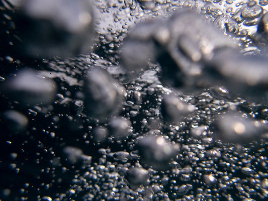 Liquid Lens: Artistic Photos of Submerged Bubbles Exploring 