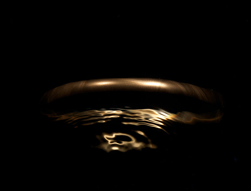 Rippling And Reflections effect on a 24ct Gold Halo with light caustics