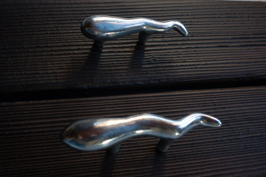 Tadpole-shaped drawer handle in recycled aluminium