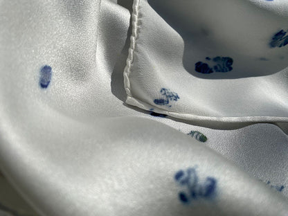 Playful eco-friendly scarf in vibrant blue tones