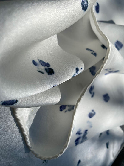 Playful eco-friendly scarf in vibrant blue tones