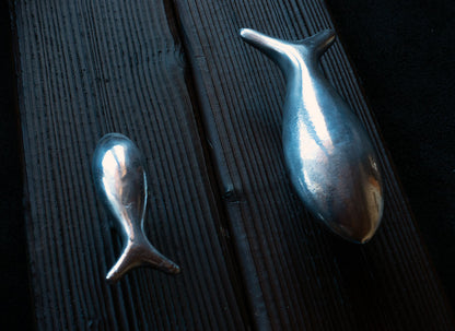 Artistic drawer pull from beach-cleaned aluminium